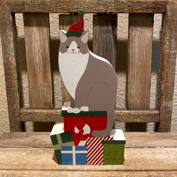 Christmas Cat Wood Decor, Gray & White Cat Wearing A Christmas Hat & Presents - Picture 3 of 9